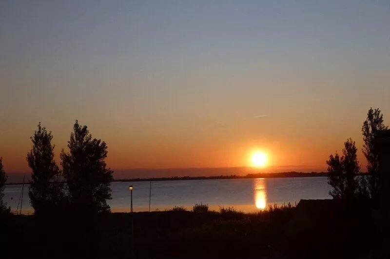 Sunny apartment overlooking Etang de Thau (5 km from the sea)