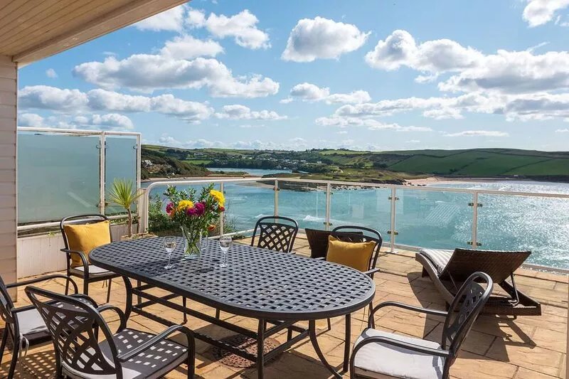 Stunning sea views with private access to beach