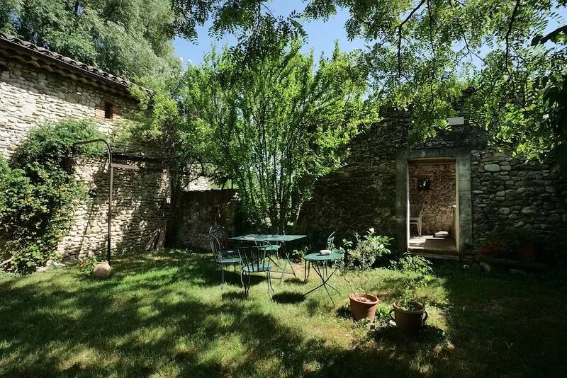 Lovely restored farmhouse in Provence surrounded by sunflowers & vineyards