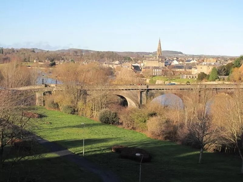A light & spacious flat, overlooking ruins of Kelso Abbey, close to town centre.