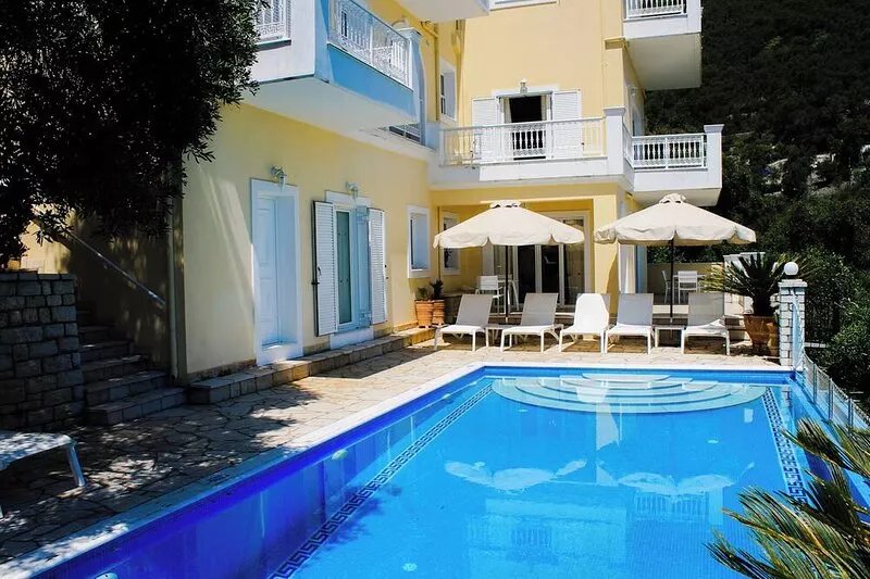 Magnificent five-bedroom villa with panoramic views of the sea