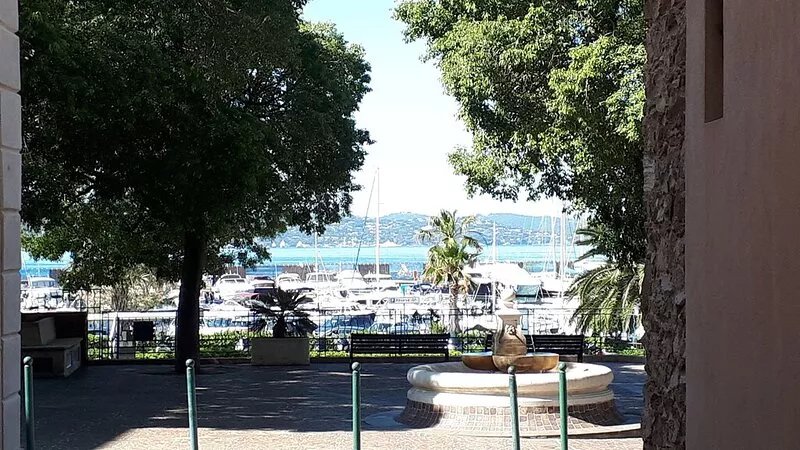 Maison XIXe cœur de ville face au port Clim Wifi Parking Linge Menage Plage 100m