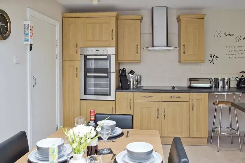5 bedroom accommodation in Scarborough