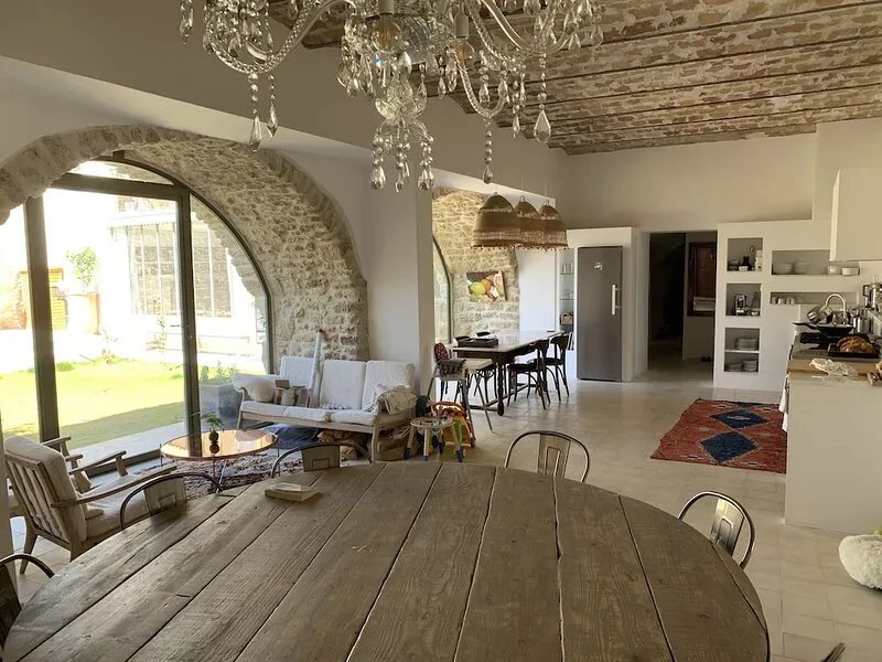 Town house in château grounds, very quiet, 25 minutes from the sea.