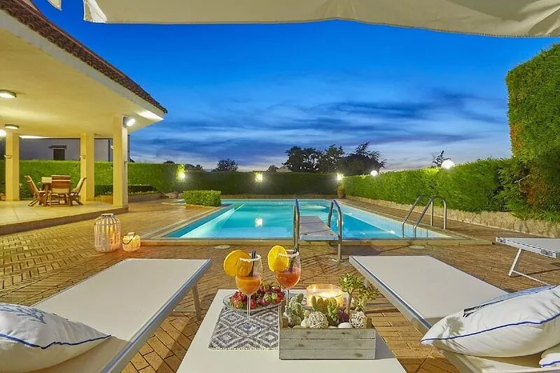 Villa with pool, 5 rooms with private bath, between Palermo and Cefalù