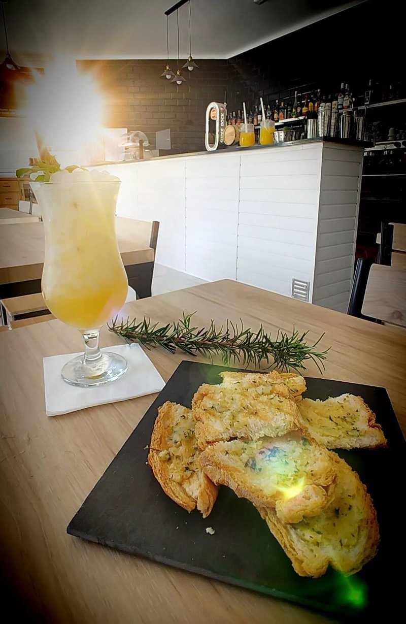 Cocktails And Dreams, Snack Bar