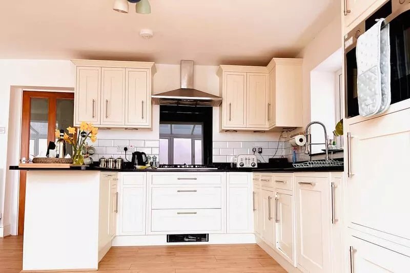 Seafacing Welsh cottage near the beach with stunning views accommodating 8.