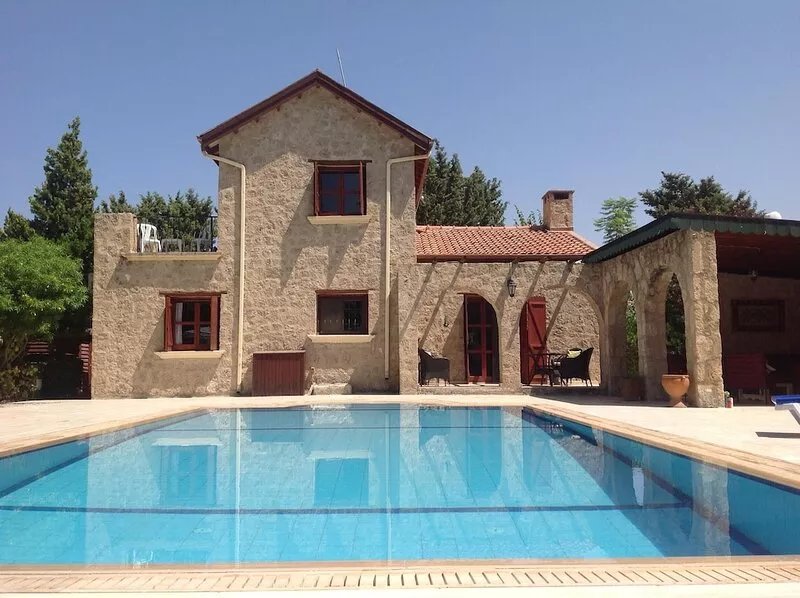 Beautiful Villa, large private rear garden with pool, games room and free wifi
