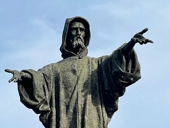 Statua di Arnaldo da Brescia