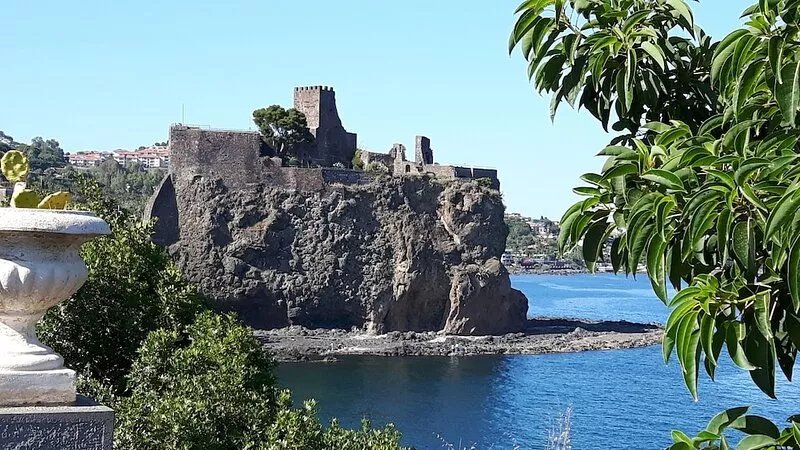 A stone's throw from the sea and partner of Funivia dell'Etna