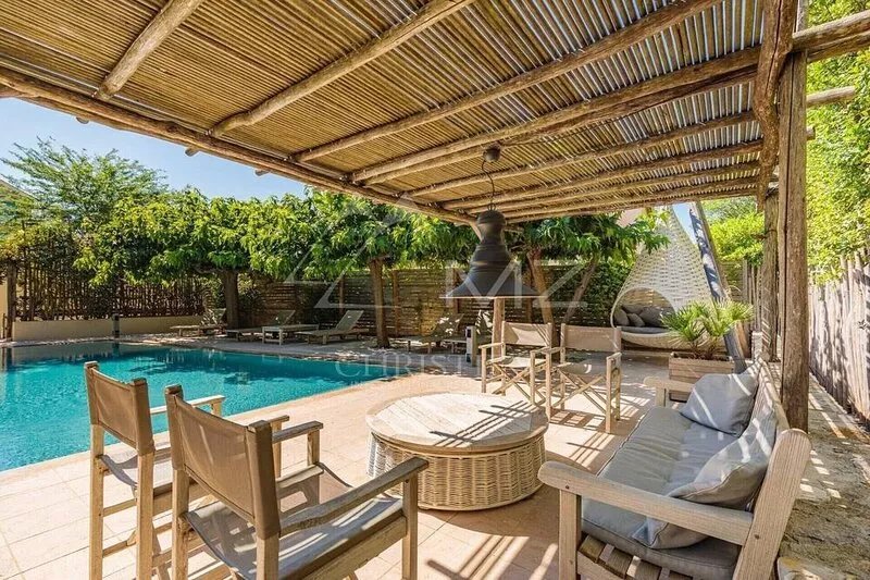 4 bedroom house w/ airco, 2 parking spaces, pool, 7 min walk to Place des Lices