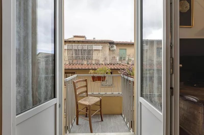 Studio apartment with a Balcony next to the PONTE VECCHIO