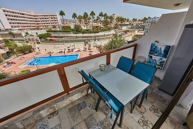 Universe Apartment, Yumbo 150m, Beach 500m, WiFi, Pool, Towels