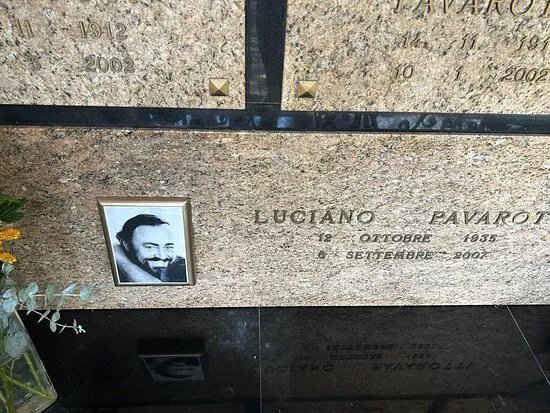 tomba Luciano Pavarotti