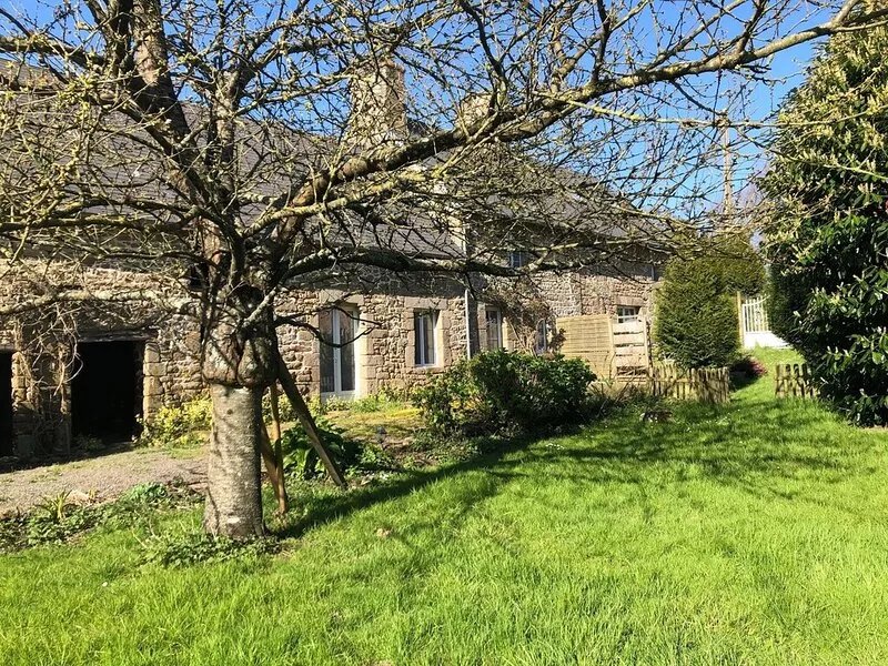 Granite farmhouse between sea and bocage