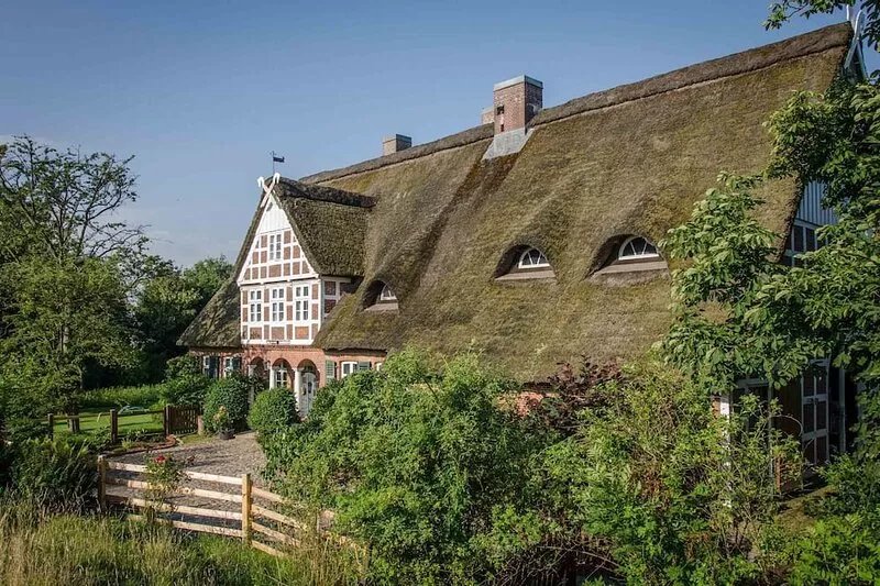 Large thatched house with garden and jetty directly on the Oste river