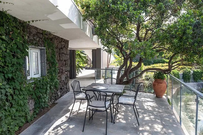 Apartment with terrace and direct access to the sea. Shared pool. Conchiglia