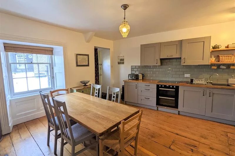 Spacious 3 bed apartment with castle view