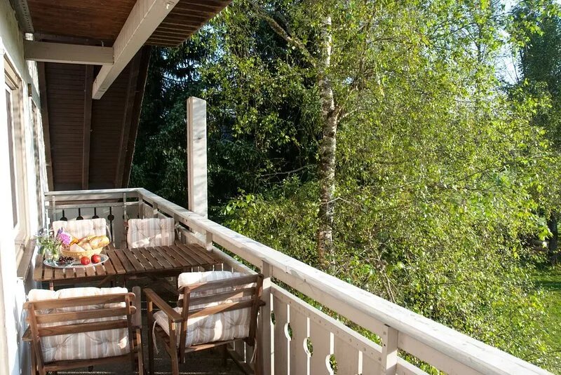 Spacious apartment in a quiet secluded location, large balcony and garden