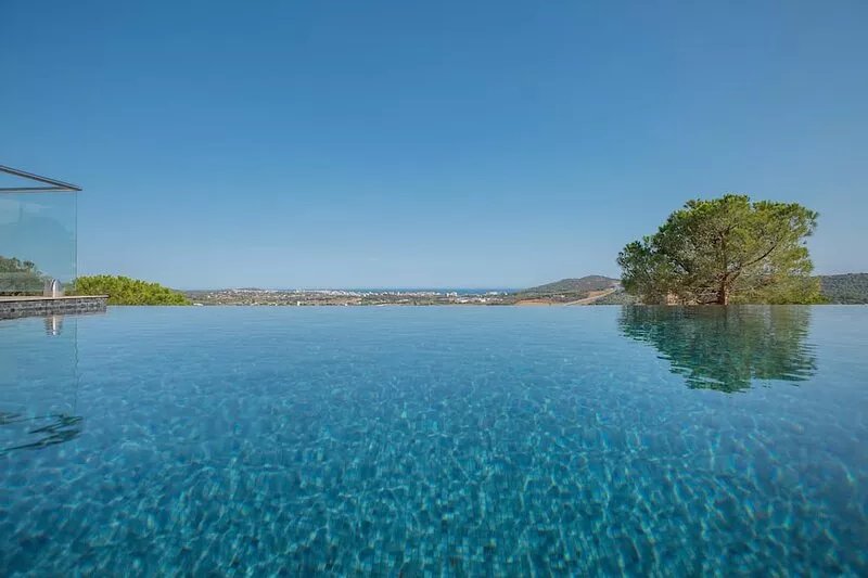 Villa with views of the Mediterranean Sea. Infinity pool.