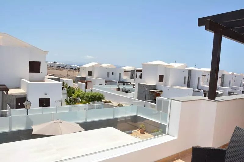 Beautiful and luxurious villa with heated pool and free Wi-Fi in Playa Blanca.