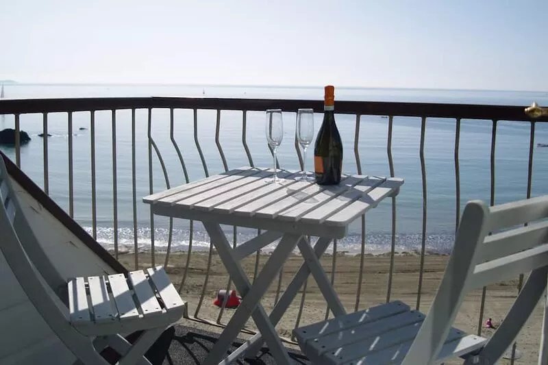 Front Line Beach Apartment, with Stunning Views, Allocated Parking Space & Wi-Fi