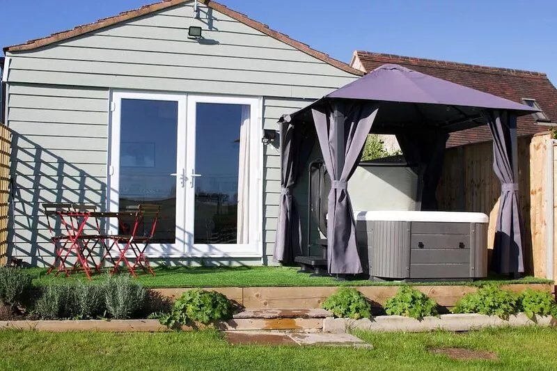 Tranquil Location with Exclusive HOT TUB -  1 bedroom