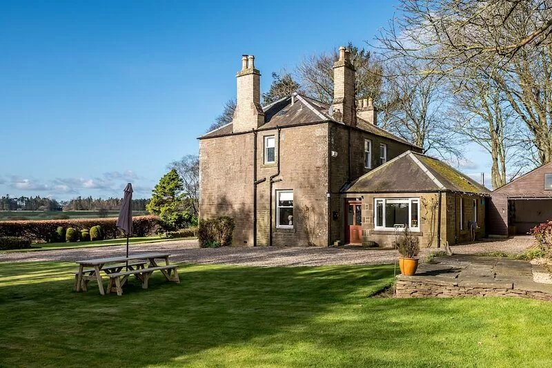 The Farmhouse - Spacious Countryside Escape with Hot Tub
