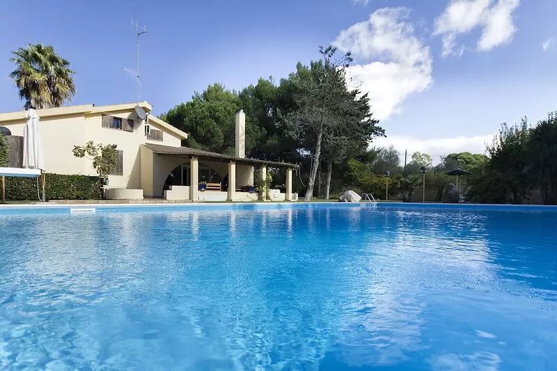 Fabulous Villa with Private Pool just 2km from the city and 2.5km from the