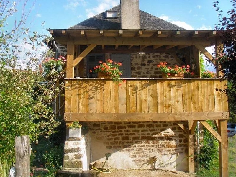 Comfortable house. Suitable for 4 or 5 people max. Enclosed garden with trees.