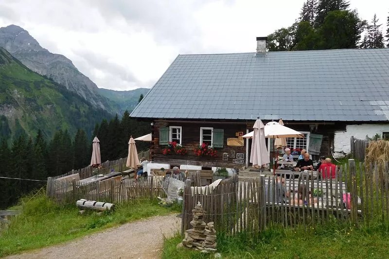 Appt (4p), Mittelberg, Kleinwalsertal, balcony (SW), view of piste (only 200m).