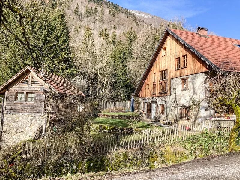 10 minutes from Lake Annecy, charming cabin-style chalet
