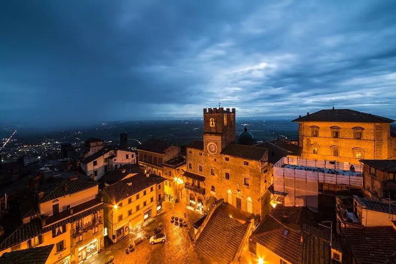 3BR luxury apt, walk to downtown Cortona, and amazing view over the town hall