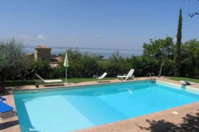 Villa with swimming pool and garden- San Feliciano, Trasimeno lake