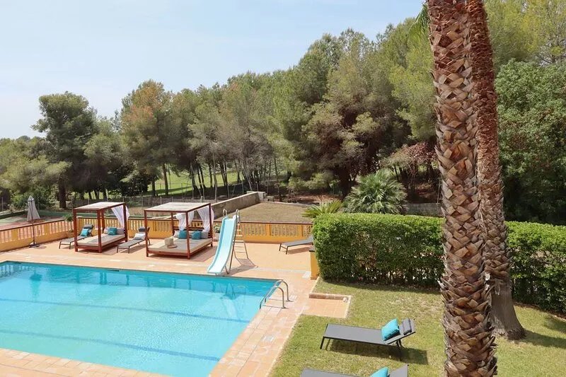 Exclusive environment surrounded by nature 10 minutes from the beach.