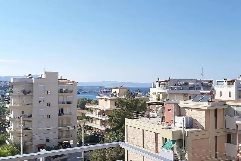 Vibrant apartment in Rafina with garden