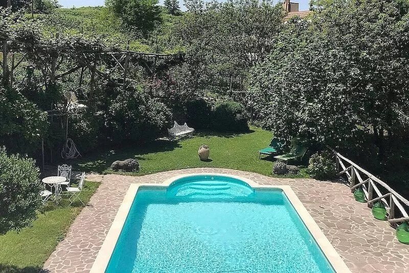 Villa Ramona: A characteristic and welcoming three-story villa situated in a