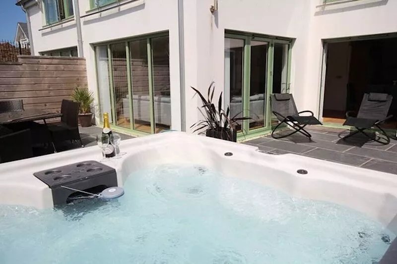 2 Point View - AWARD WINNING Apartment with Private Hot Tub / near Croyde Bay