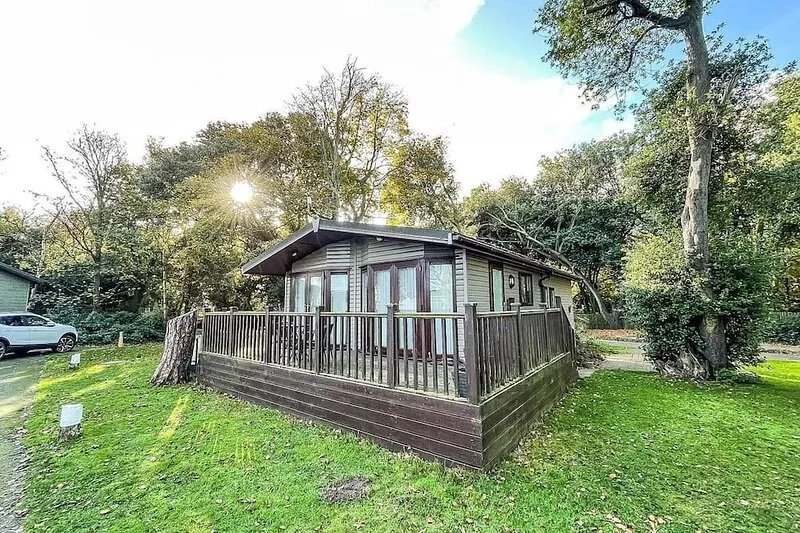Pet friendly, luxury lodge with decking in Suffolk near the beach ref 32108A