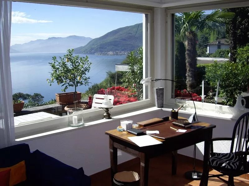 Beautiful vacation home in a prime location above the lake