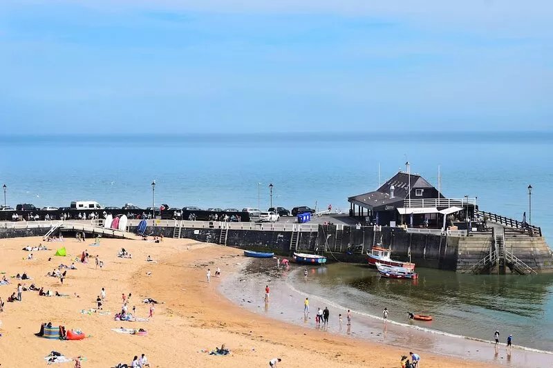 The Tea House - A Stones Throw from Beach