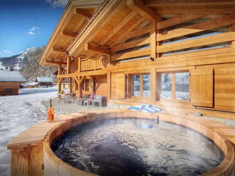 Chalet Tolar - mountain holiday base, hot tub and piste view - OVO Network