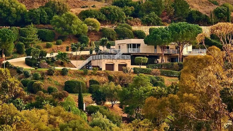 Comfortable apartment (approx. 60 sqm) with views of the sea and the mountains