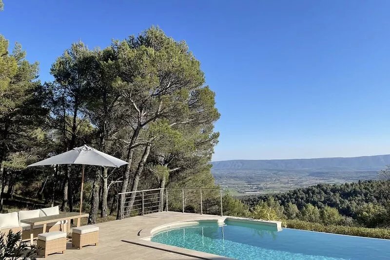Stone house in Luberon, heated infinity pool, patio, near Gordes