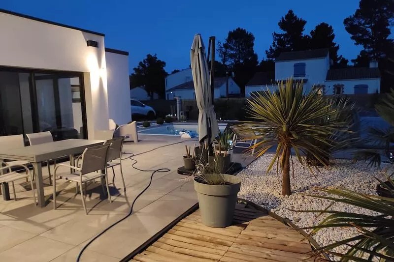 CONTEMPORARY VILLA HEATED POOL CLOSE TO BEACH AND FOREST