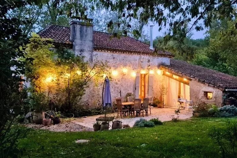 Beautifully renovated traditional riverside cottage, with large private garden.