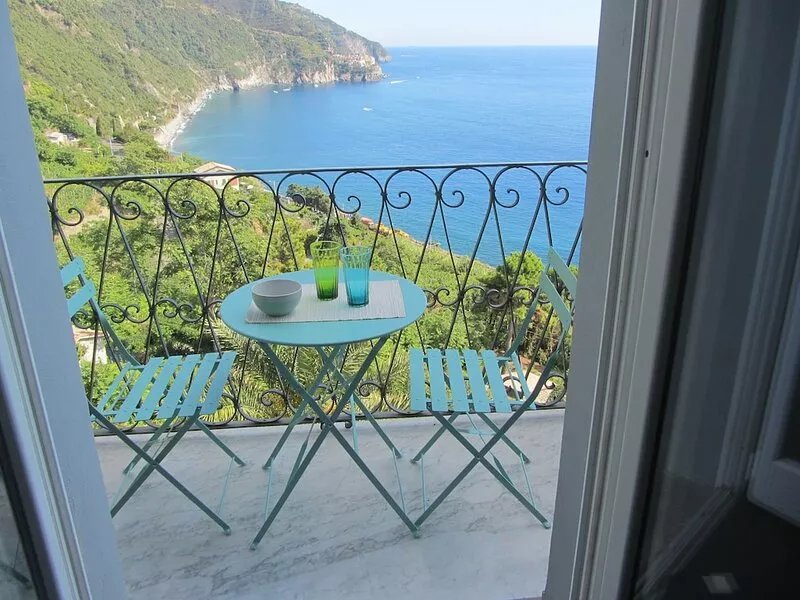 ELEGANT APARTMENT WITH EXTRAORDINARY SEA VIEW IN THE HEART OF THE FIVE LANDS