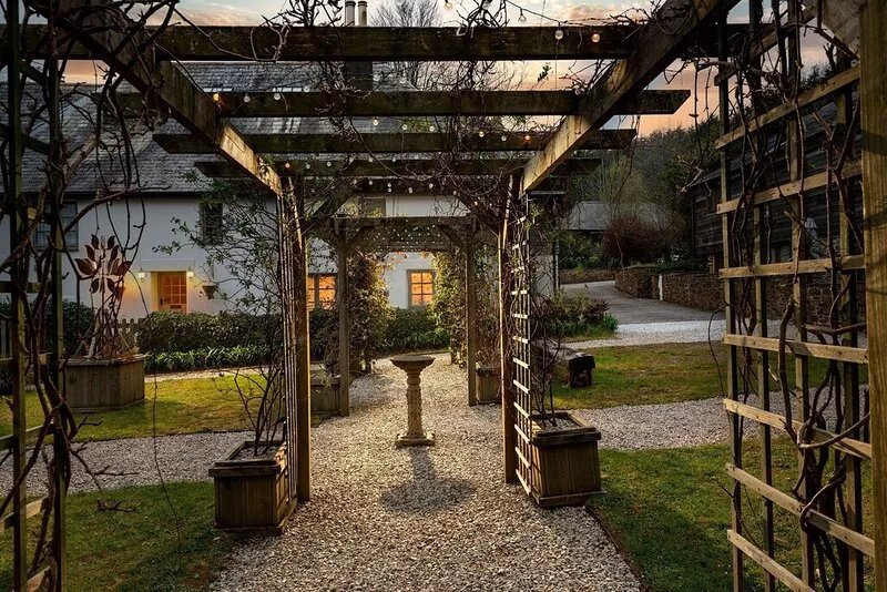 Luxury retreat for 2 with stunning rural views, private hot tub and EV charging