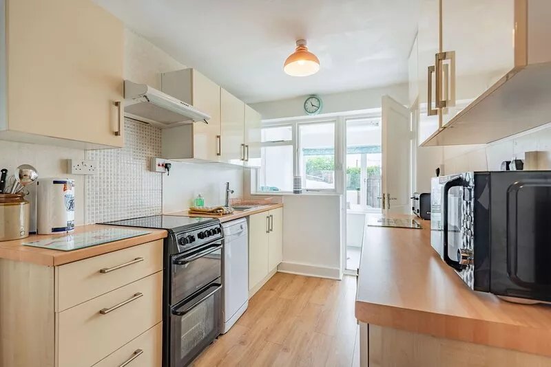 2 TREGOF TERRACE, pet friendly, country holiday cottage in Cemaes Bay