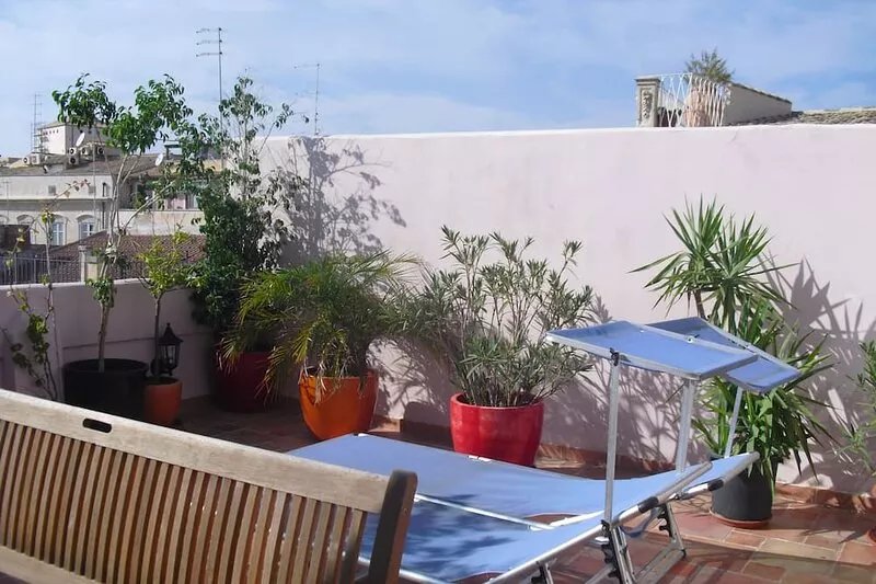 Ortigia, 5 min from the sea and the Duomo, luminous casa, large flowered terrace